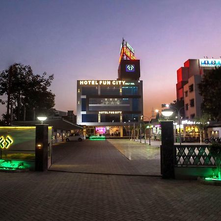 Hotel Fun City Navsari Zewnętrze zdjęcie