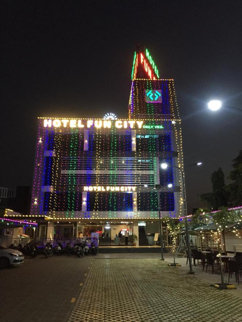 Hotel Fun City Navsari Zewnętrze zdjęcie