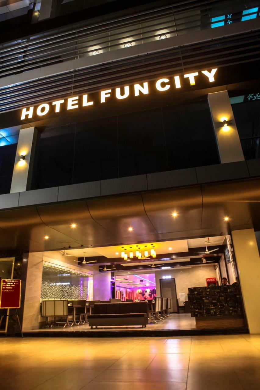 Hotel Fun City Navsari Zewnętrze zdjęcie