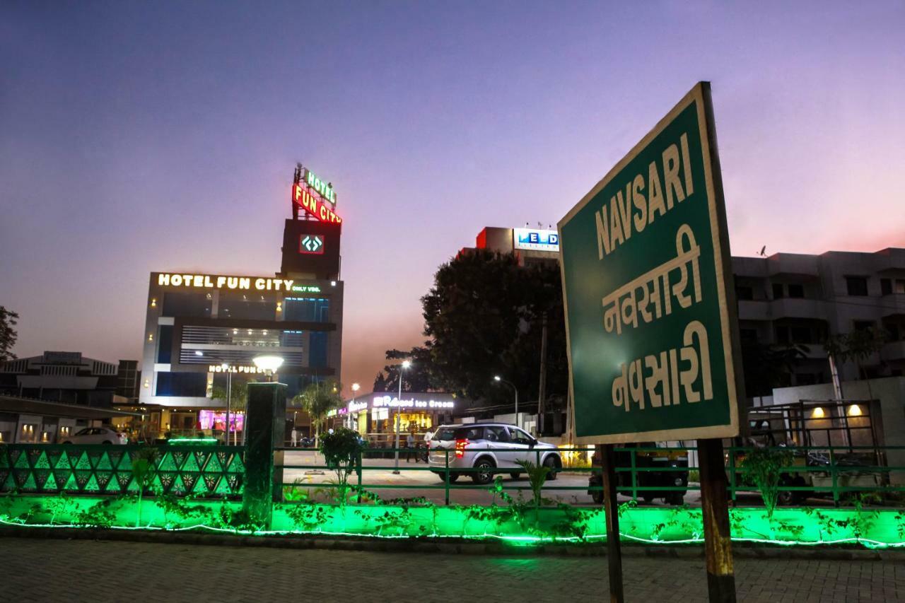 Hotel Fun City Navsari Zewnętrze zdjęcie