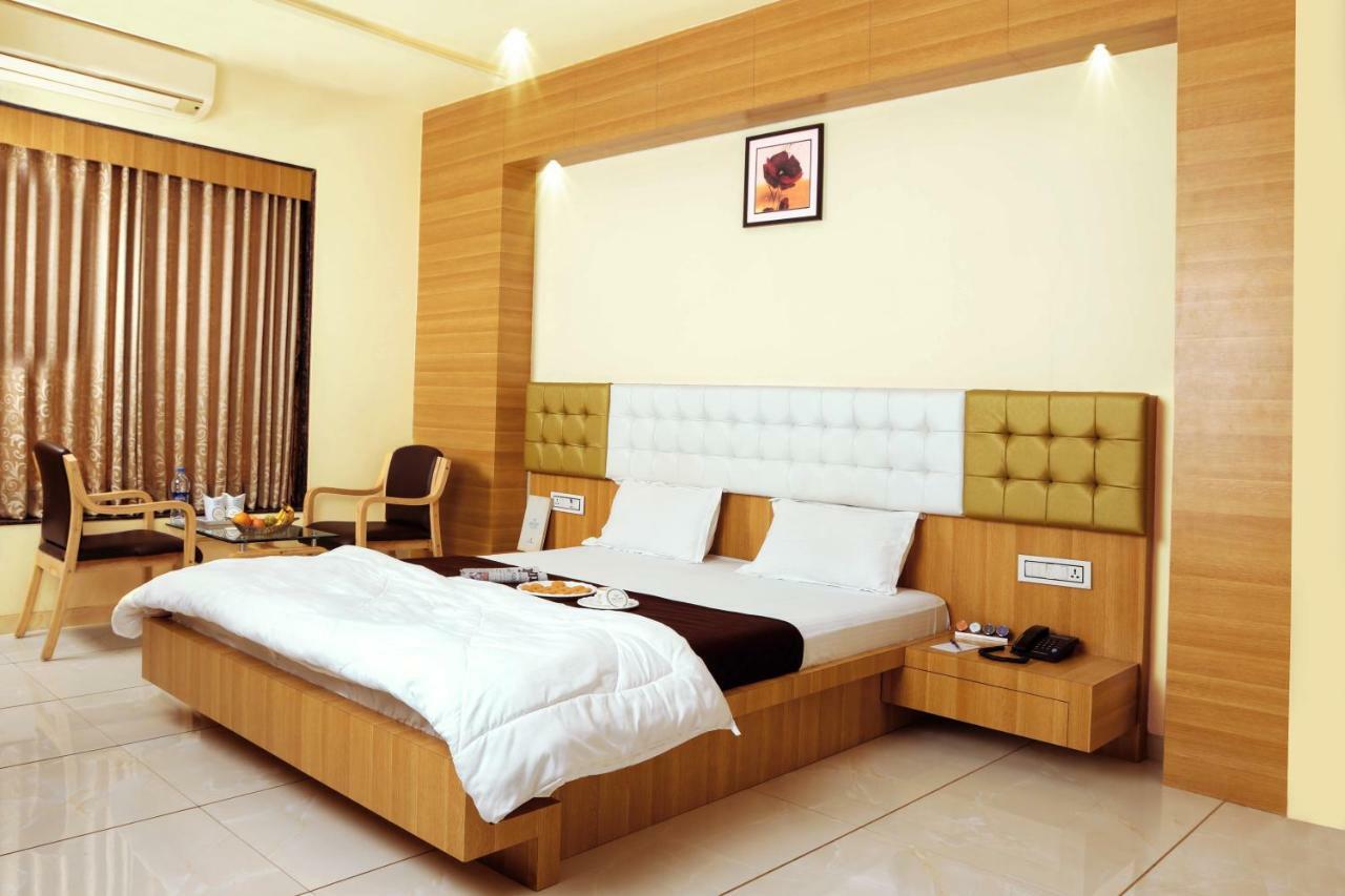 Hotel Fun City Navsari Zewnętrze zdjęcie