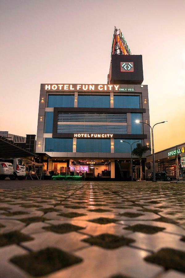 Hotel Fun City Navsari Zewnętrze zdjęcie