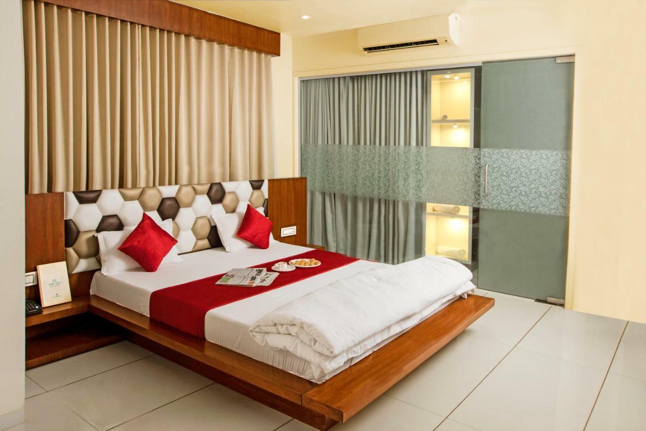 Hotel Fun City Navsari Zewnętrze zdjęcie