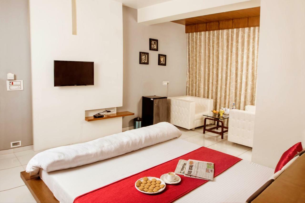Hotel Fun City Navsari Zewnętrze zdjęcie