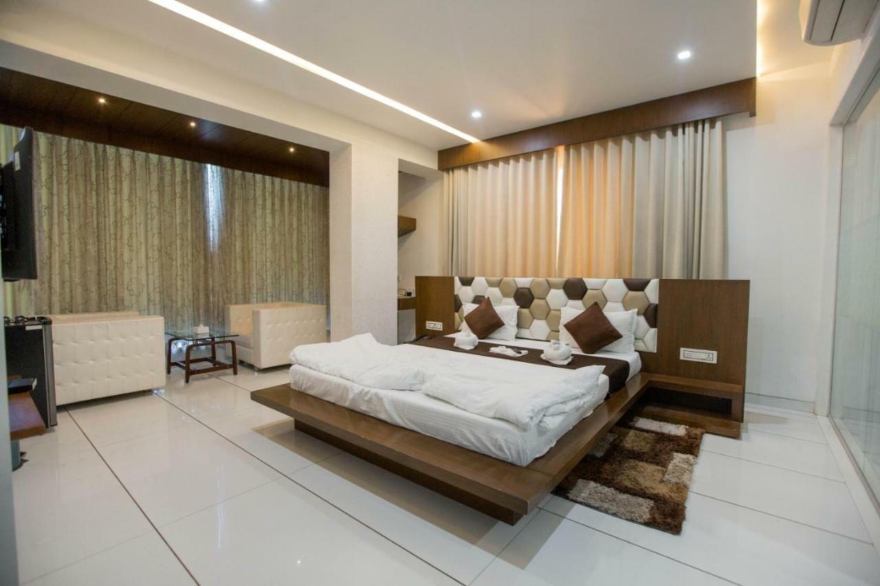 Hotel Fun City Navsari Zewnętrze zdjęcie