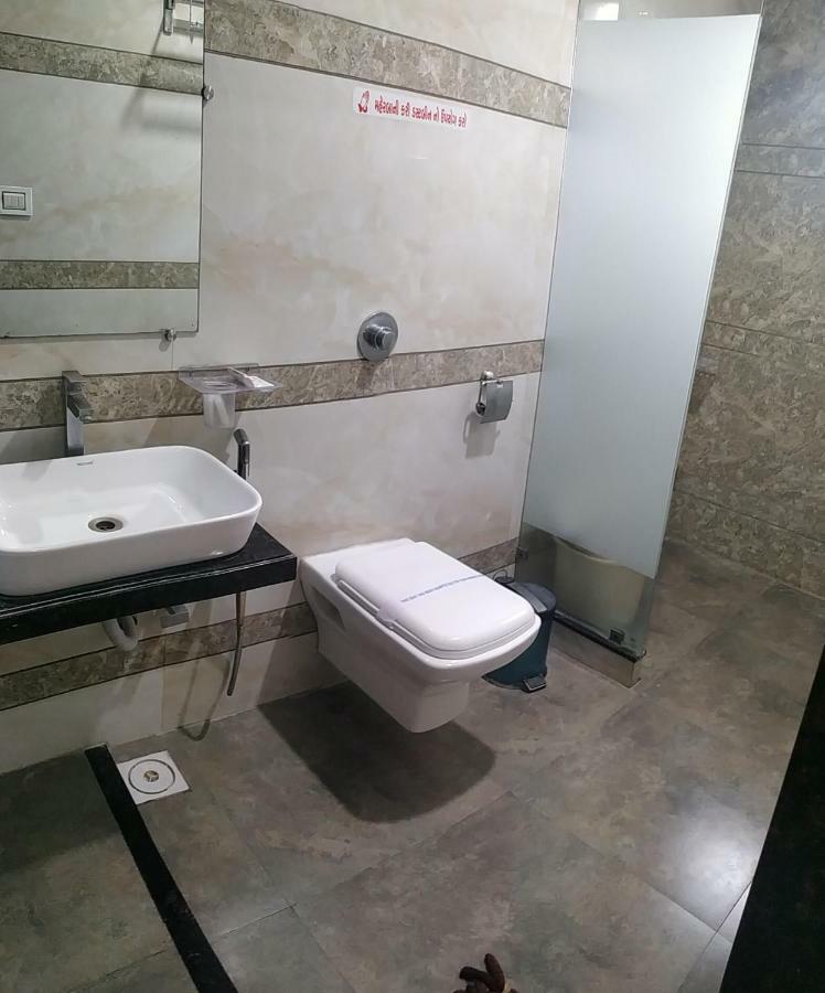 Hotel Fun City Navsari Zewnętrze zdjęcie