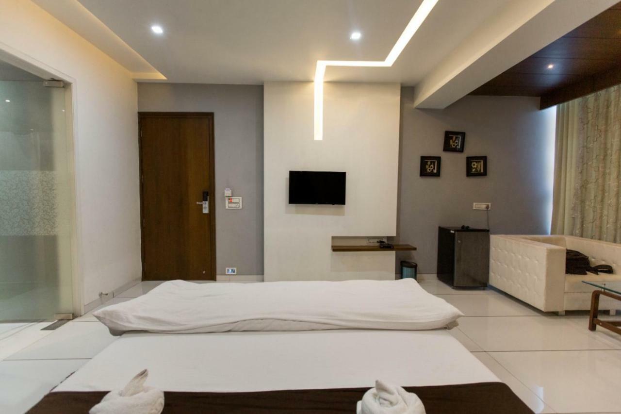 Hotel Fun City Navsari Zewnętrze zdjęcie